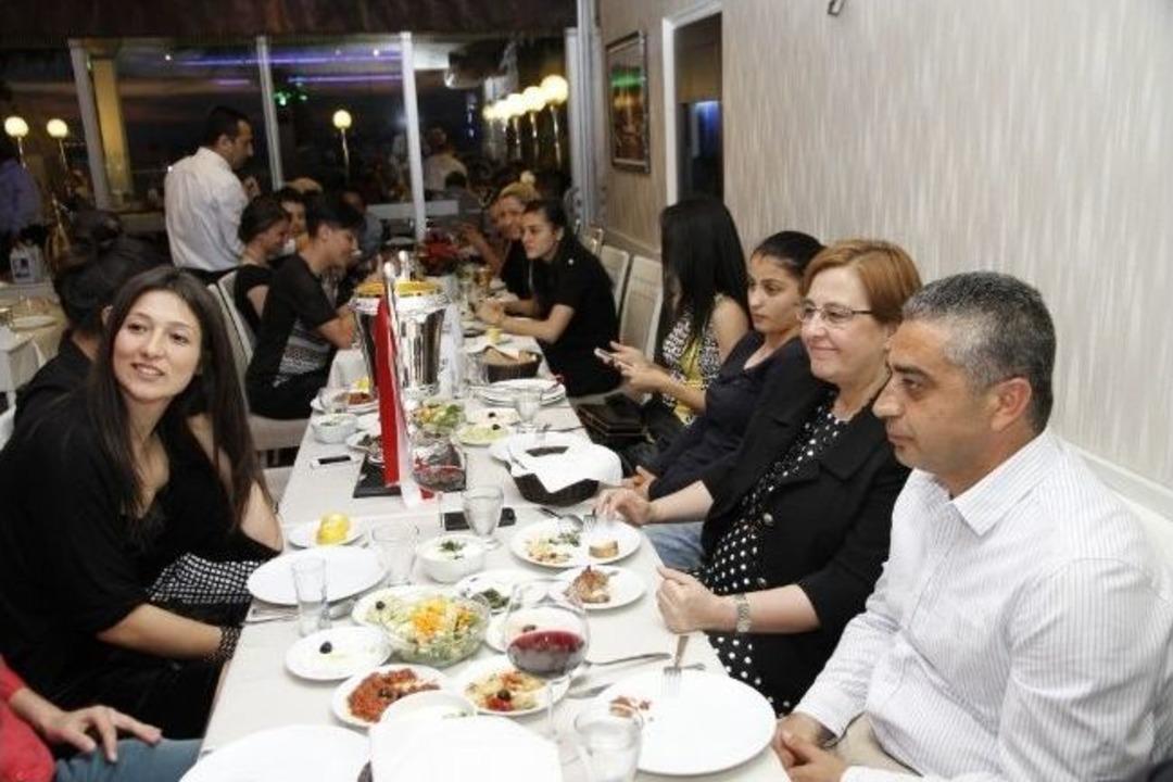 Konak'ın Şampiyon Kızlarından Başkan Pektaş'a S&uuml;rpriz