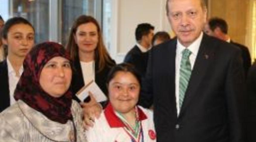 Down Sendromlu M&uuml;nevvere'nin Başbakan Erdoğan Mutluluğu