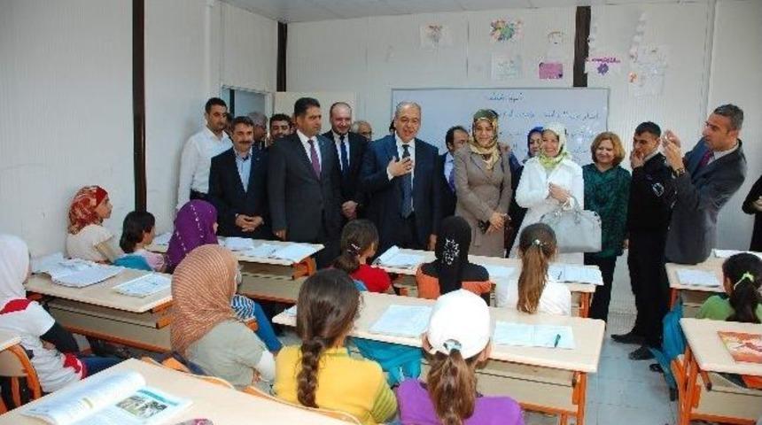 M&uuml;lteci &Ccedil;ocukların Y&uuml;z&uuml;, Oyuncaklarla G&uuml;ld&uuml;