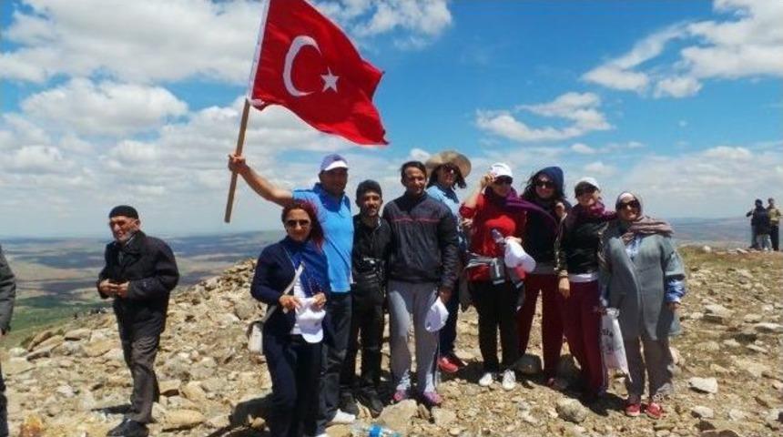 T&uuml;rk Eğitim-sen Tarafından &lsquo;bayrak Ve Ata Y&uuml;r&uuml;y&uuml;ş&uuml;&rsquo; Yapıldı