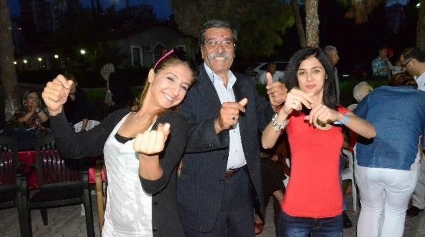 Mavi &Ccedil;ocuk Utku Umut Işığı Derneği'nden Huzurevinde Kutlama