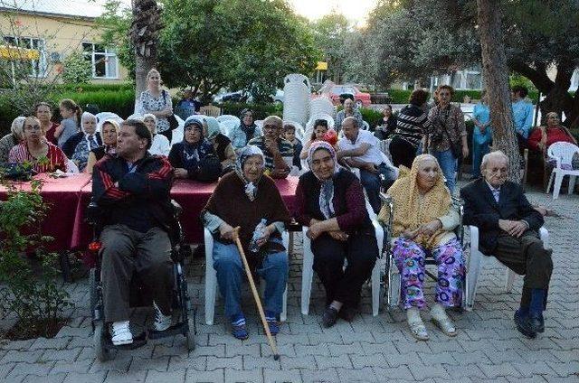 Mavi Çocuk Utku Umut Işığı Derneği'nden Huzurevinde Kutlama