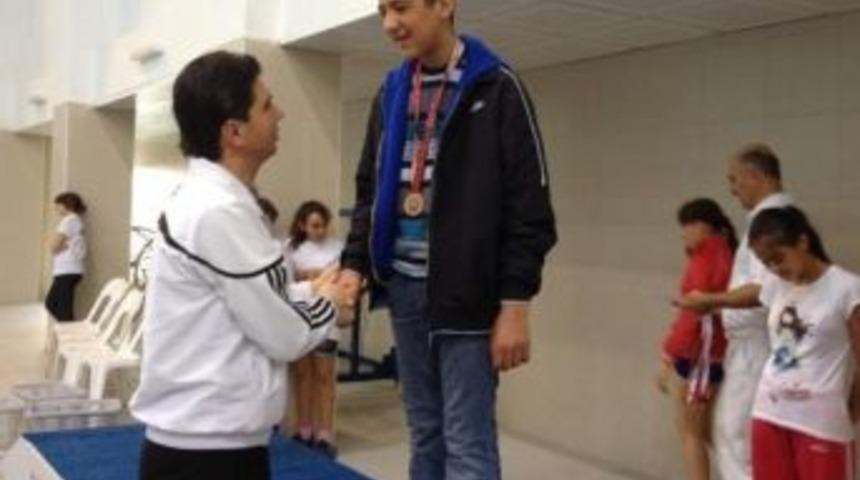 G&ouml;rme Engelli Onur Ge&ccedil;er, Y&uuml;zmede T&uuml;rkiye Şampiyonu Oldu