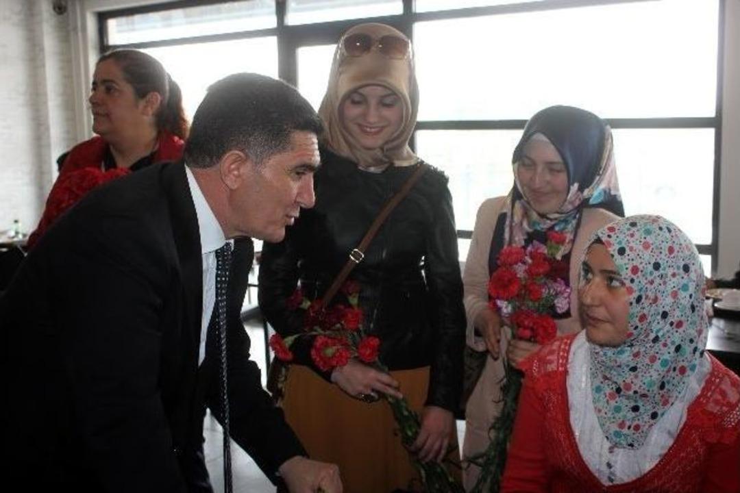 Ak Partili &Ccedil;elebi Karanfil Dağıttı