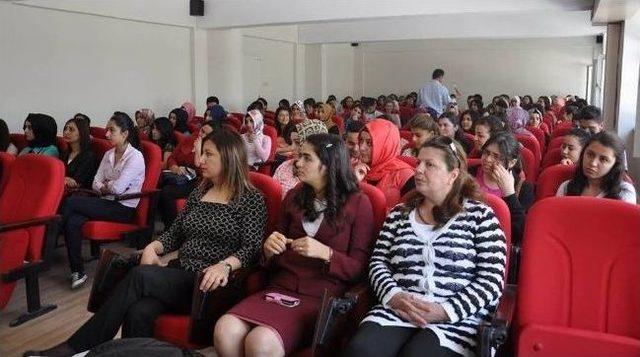 Üniversitede Hemşire Adayları İçin Kariyer Günleri