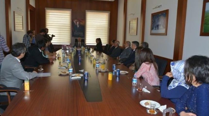 Kırklareli Valisi Yaman, Vergi Haftası Afiş Yarışmasını Kazanan &Ouml;ğrencilere &Ouml;d&uuml;llerini Verdi