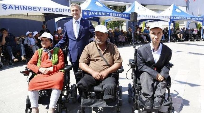 Şahinbey Belediyesi, 116 Engelli Vatandaşa Daha Ak&uuml;l&uuml; Ara&ccedil; Hediye Etti
