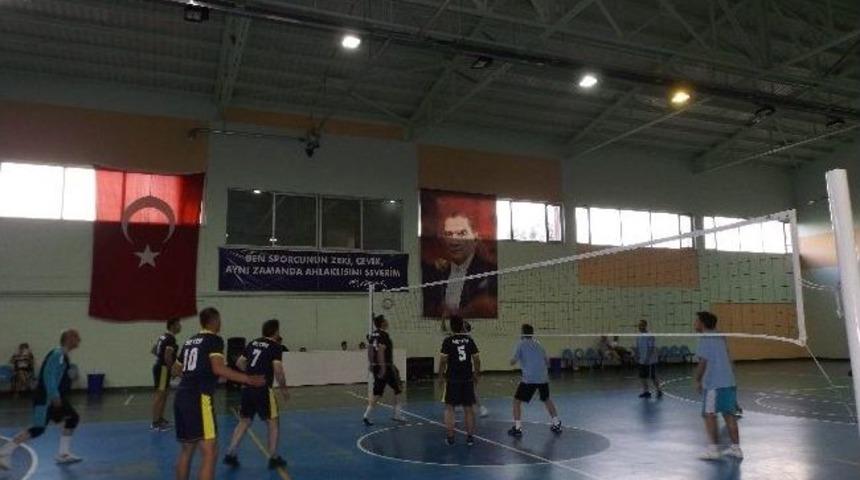 &Ouml;ğretmenler Voleybol Turnuvası Heyecanlı Başladı