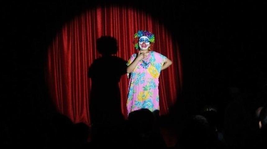 'g&ouml;zlerimi Kaparım Vazifemi Yaparım', Ayakta Alkışlandı