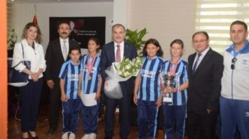 T&uuml;rkiye &Uuml;&ccedil;&uuml;nc&uuml;s&uuml; Kızlar, Kupa Sevincini Başkan G&uuml;rlesin&rsquo;le Paylaştı