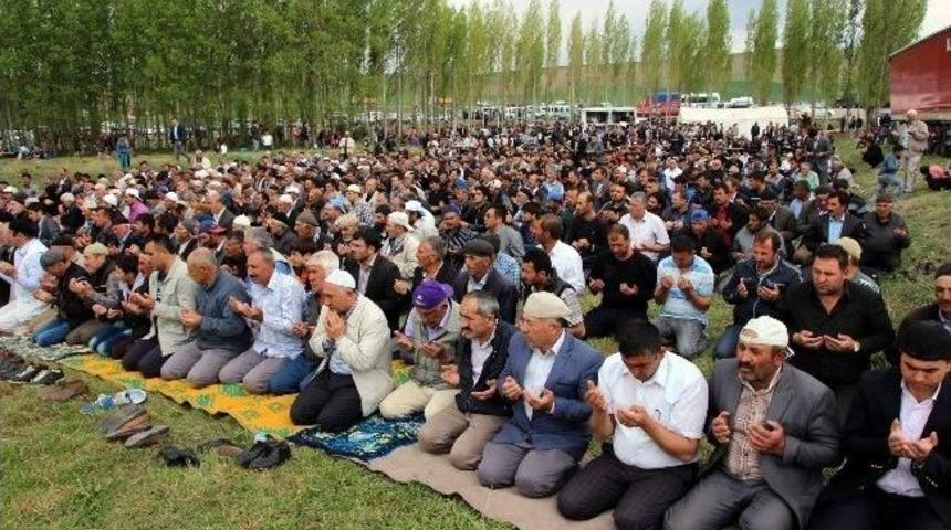 &Ccedil;ift&ccedil;iler Yağmur Duasını &Ccedil;ıktı, Kurban Kesti