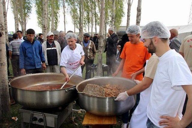 Çiftçiler Yağmur Duasını Çıktı, Kurban Kesti