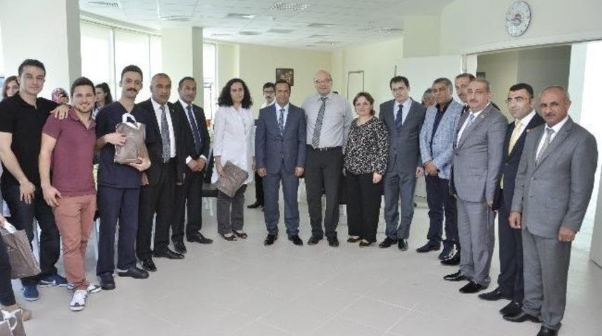 Başkan Toltar D&uuml;nya Hemşireler Haftasını Hastanede Kutladı