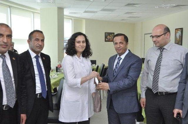 Başkan Toltar D&uuml;nya Hemşireler Haftasını Hastanede Kutladı 1