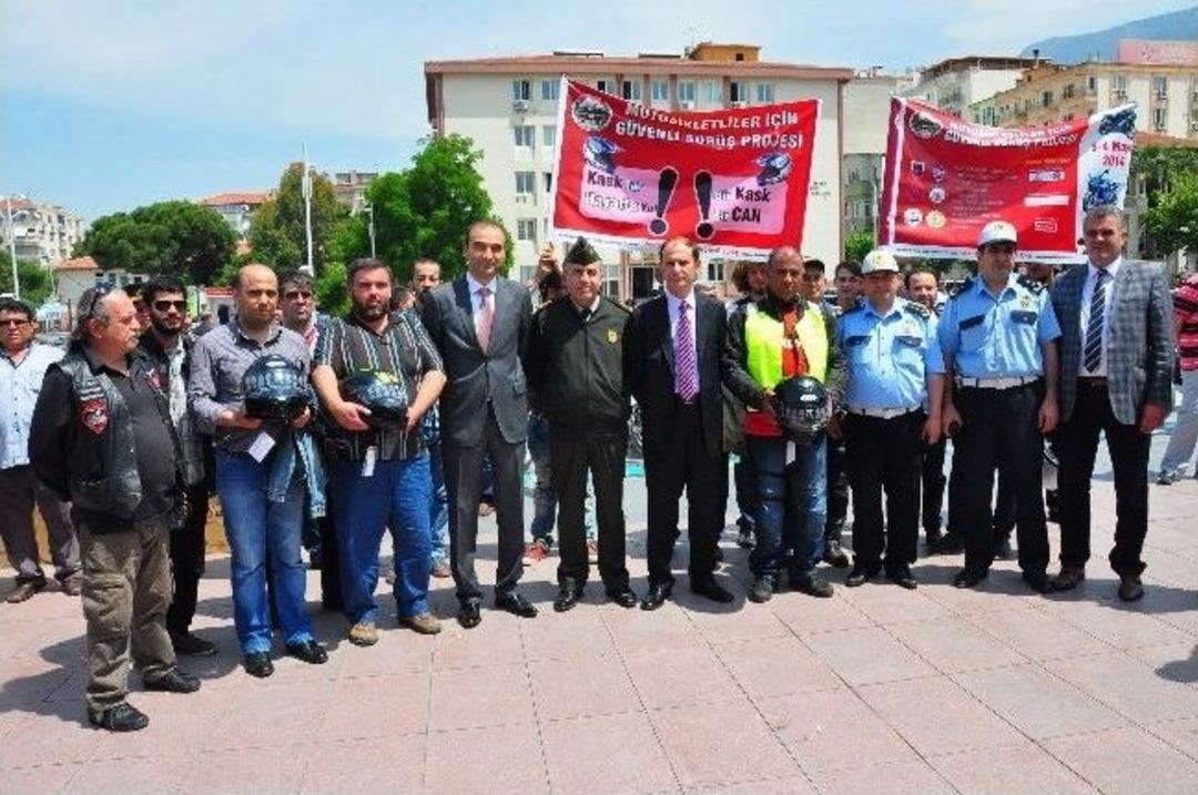 Ehliyetli Motosiklet S&uuml;r&uuml;c&uuml;lerine &Uuml;cretsiz Kask Dağıtıldı