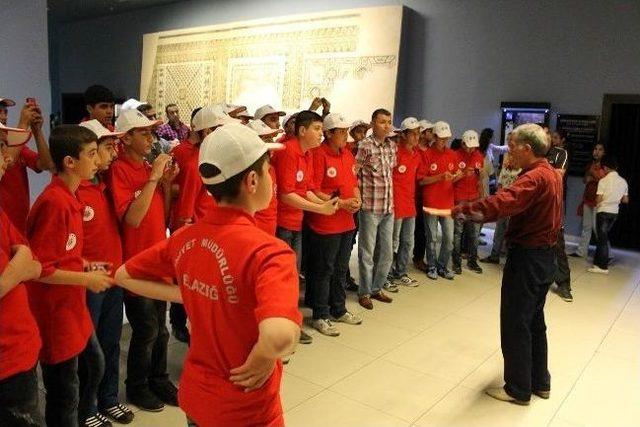 Elazığ Emniyet M&uuml;d&uuml;rl&uuml;ğ&uuml;&rsquo;nden &Ouml;ğrencilere Anlamlı Jest 1