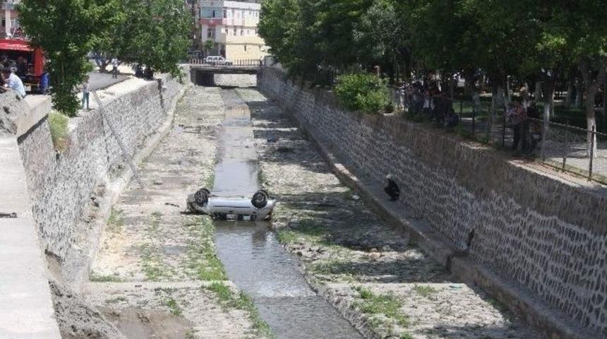 Araba Dereye U&ccedil;tu: 2 Yaralı