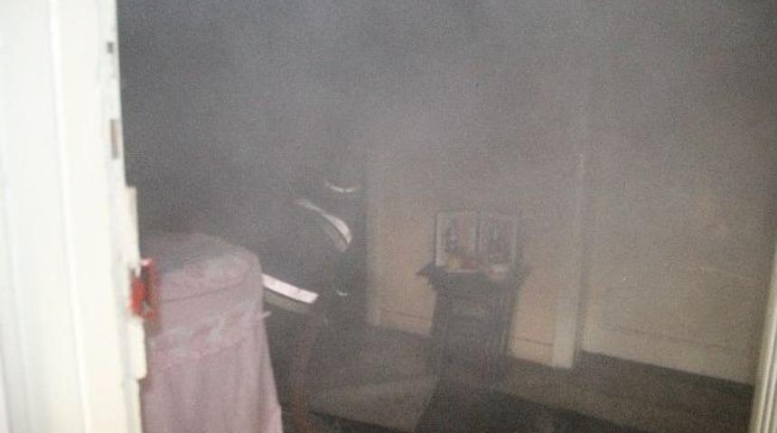 İkamette &Ccedil;ıkan Yangın Paniğe Neden Oldu