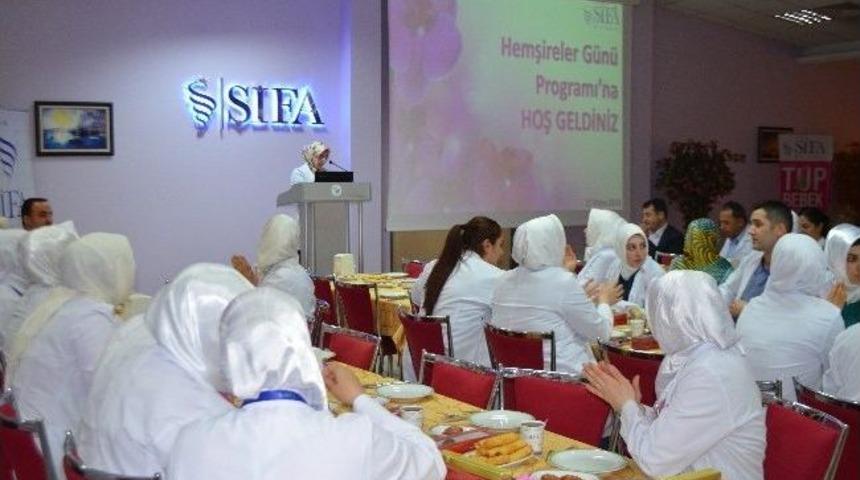 Yılın Hemşiresi Se&ccedil;ilen B&uuml;şra Korkmaz Altınla &Ouml;d&uuml;llendirildi