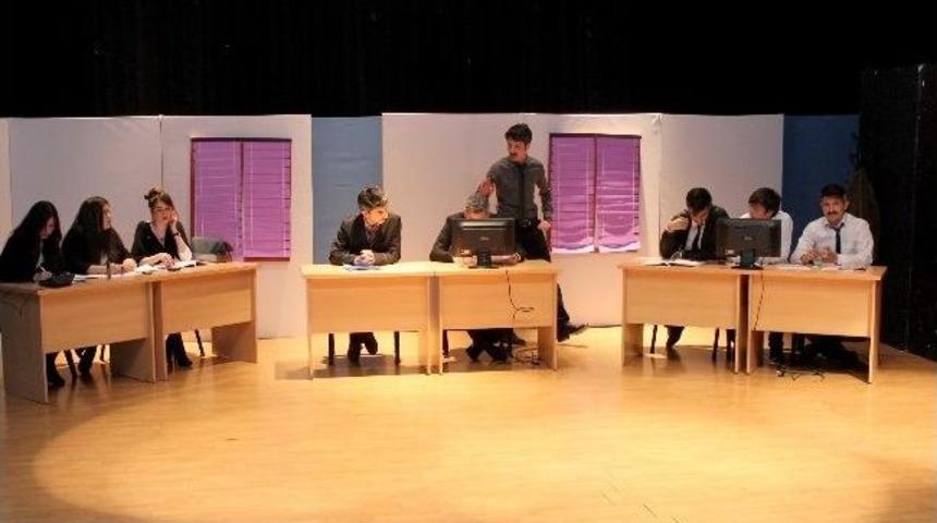 İhlas Koleji &Ouml;ğrencilerinden Muhteşem Tiyatro Performansı