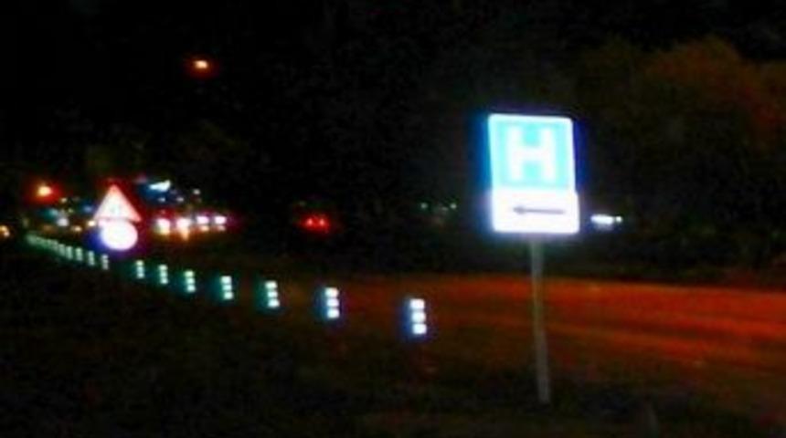 Bisikletli Trafik Levhasına &Ccedil;arptı