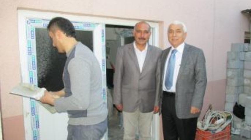 İlk Maaşı ile okuluna kapı yaptırdı