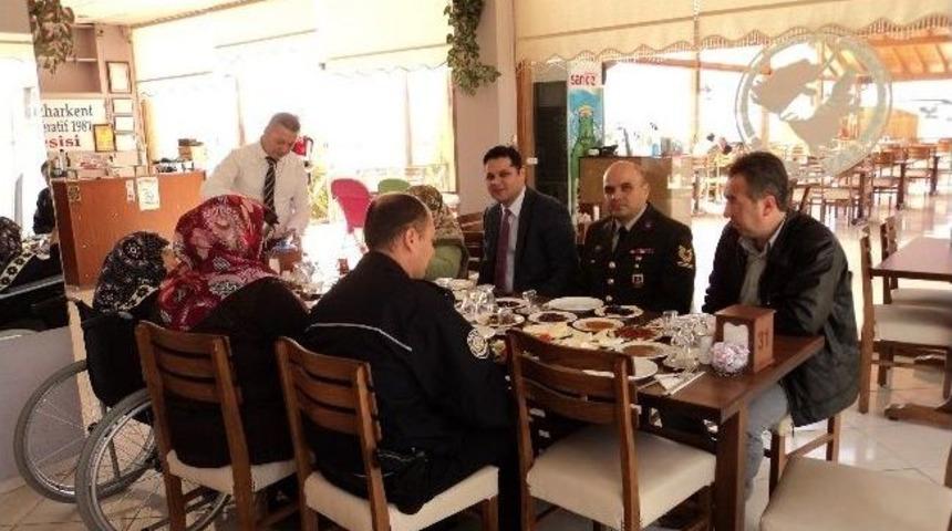 Buharkent Kaymakamlığı&rsquo;ndan Şehit Ailelerine Yemek