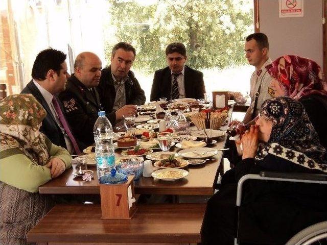 Buharkent Kaymakamlığı’ndan Şehit Ailelerine Yemek