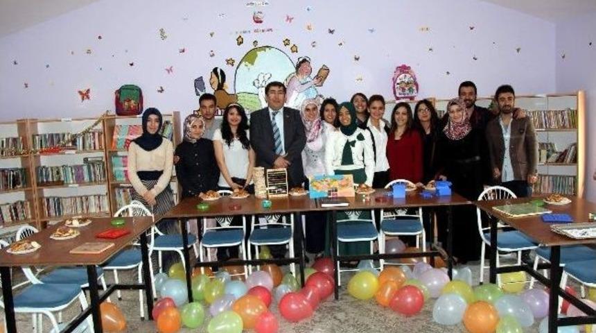 &Uuml;niversite &Ouml;ğrencileri K&ouml;y Okulunu K&uuml;t&uuml;phaneye Kavuşturdu