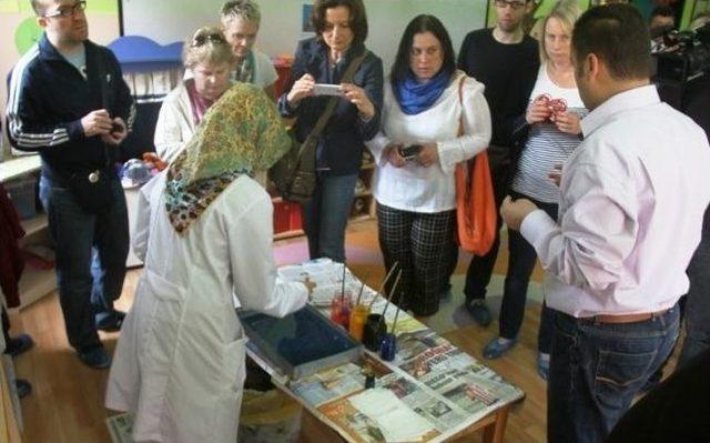 Yabancı Uyruklu Öğretmenlere Ebru Sanatı Dersi