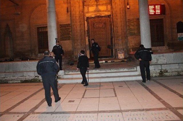 Yatsı Namazından Sonra Camide Kalan Ş&uuml;pheli Polise Yakalandı 2