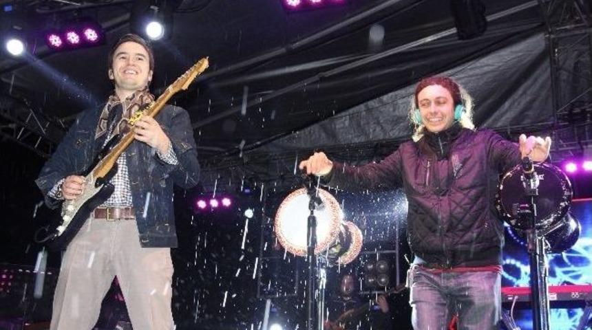 Erzurum&rsquo;da Yağmur Altında Mustafa Ceceli Konseri