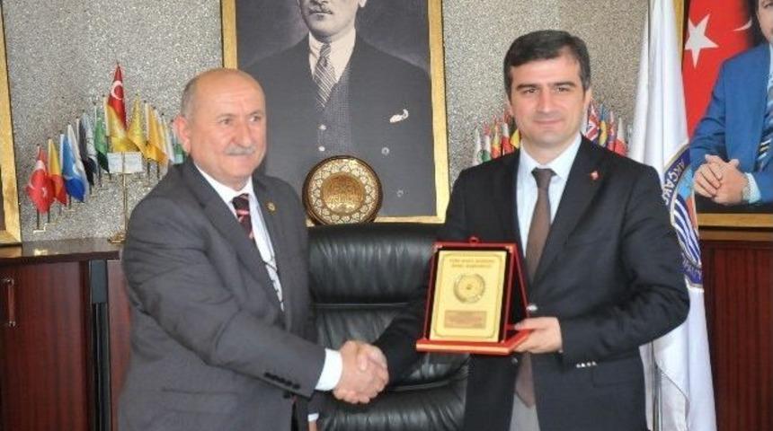 Thk'dan Ak&ccedil;akoca Belediye Başkanı&rsquo;na Plaket