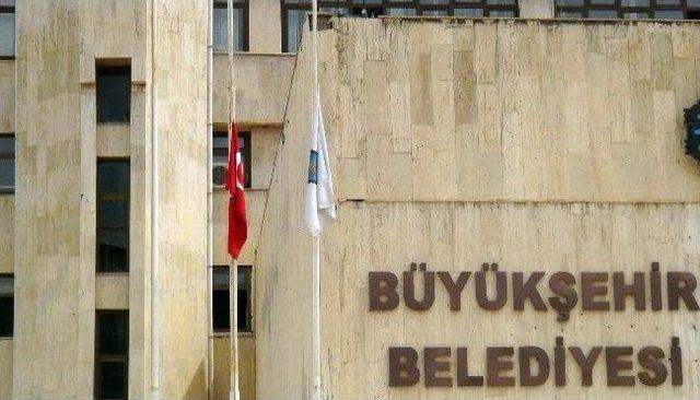 Diyarbakır&rsquo;da Bayraklar Yarıya İndi 1