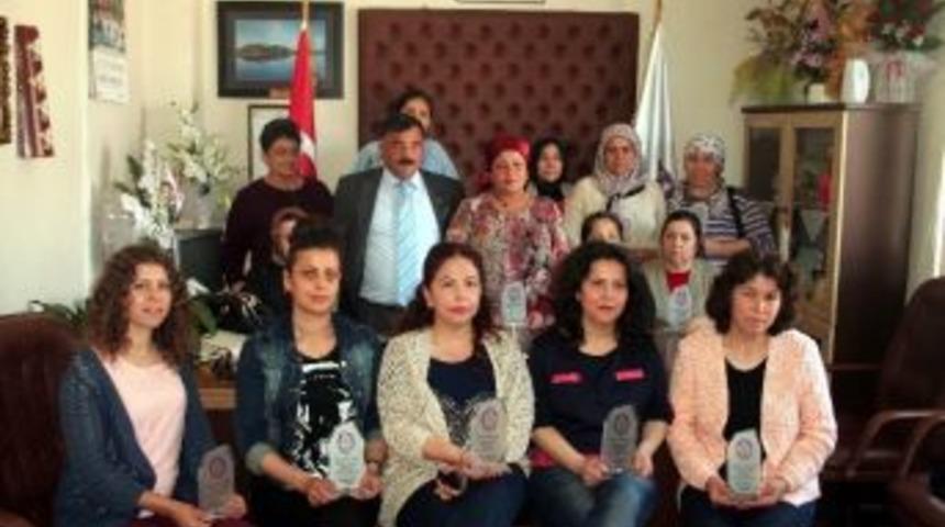 Oda&rsquo;dan Bayan &Uuml;yelerine Plaket