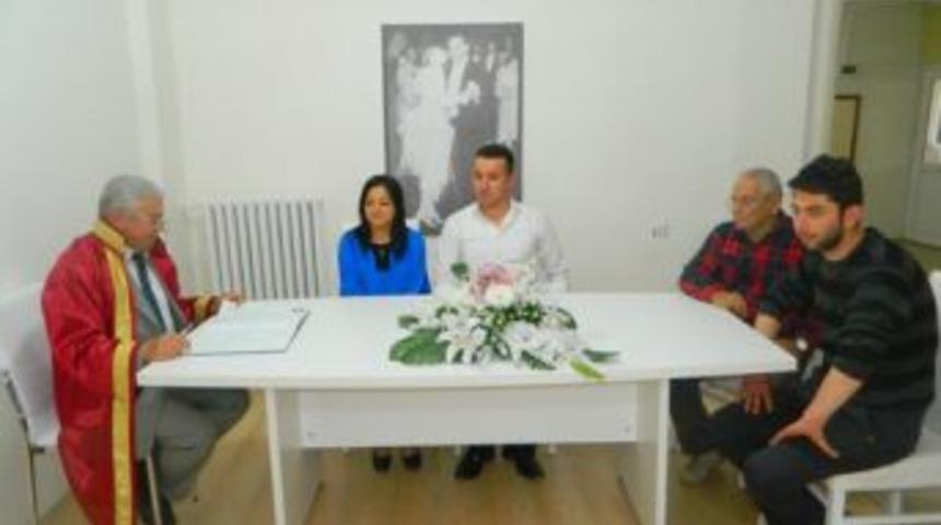G&ouml;kg&ouml;z Nikah Memuru Oldu