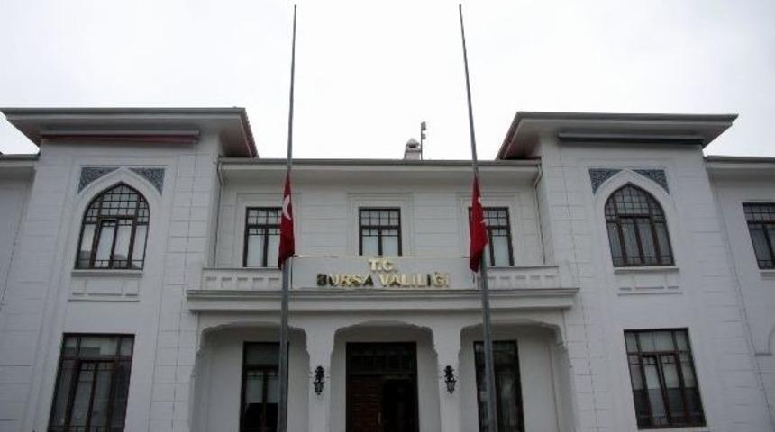Bursa&rsquo;da Bayraklar Yarıya İndirildi
