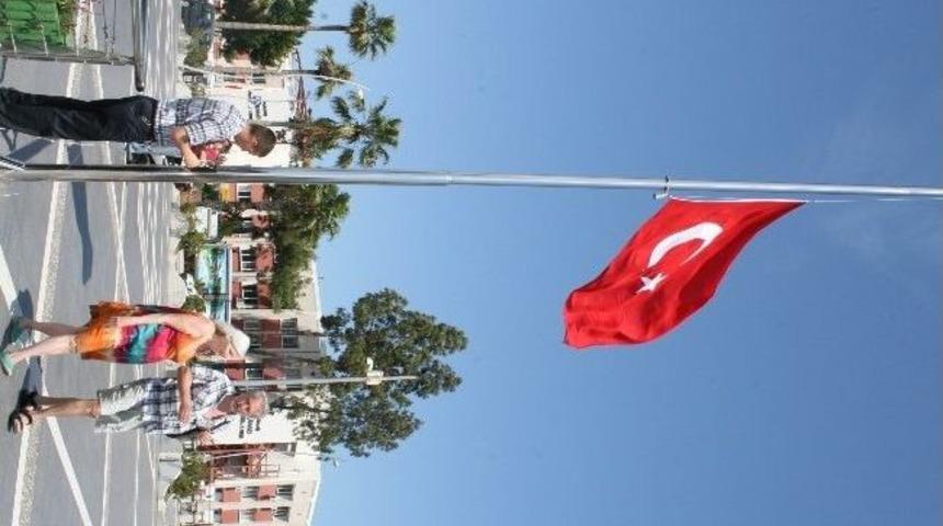 Marmaris&rsquo;te Bayraklar Yarıya İndirildi
