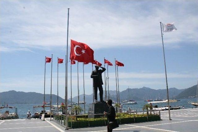 Marmaris’te Bayraklar Yarıya İndirildi 1