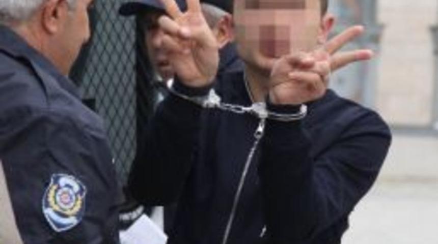 Bı&ccedil;akla Yaralama Zanlısından Zafer İşareti