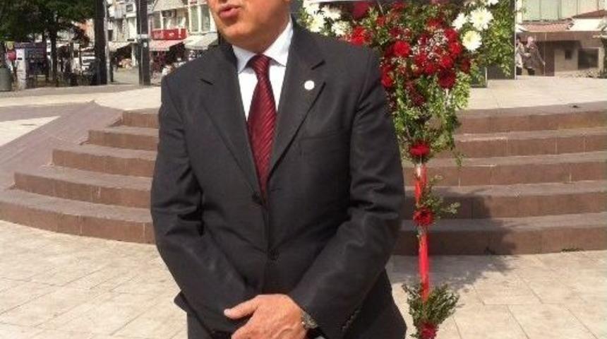 Eczacılar Atat&uuml;rk Anıtına &Ccedil;elenk Bıraktı