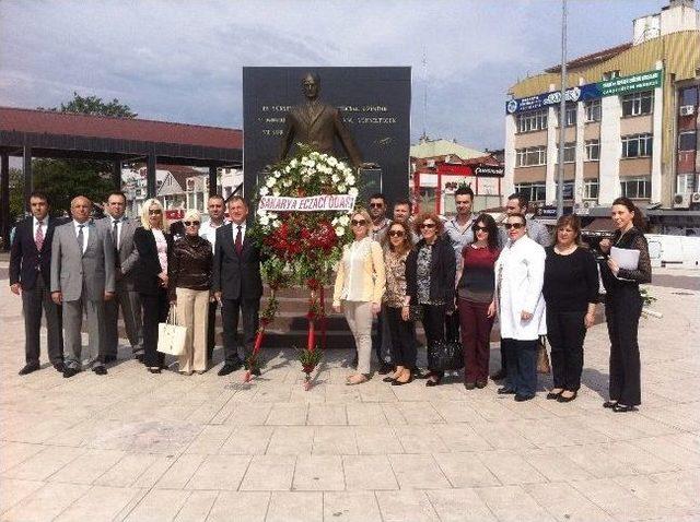 Eczacılar Atatürk Anıtına Çelenk Bıraktı