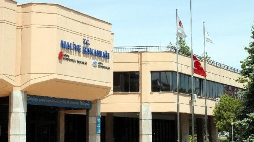 Konya&rsquo;da Bayraklar Yarıya İndirildi