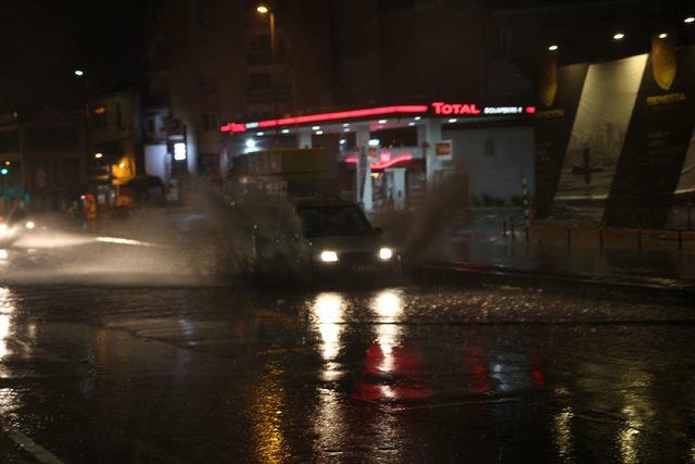Sağanak yağış İstanbul'da hayatı olumsuz etkiledi