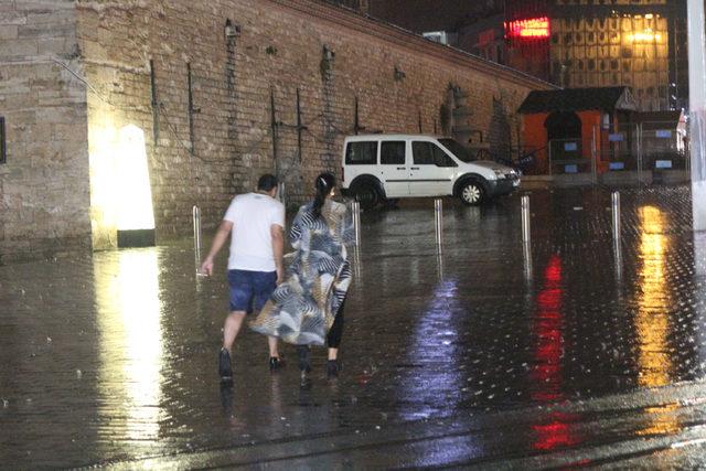 Sağanak yağış İstanbul'da hayatı olumsuz etkiledi