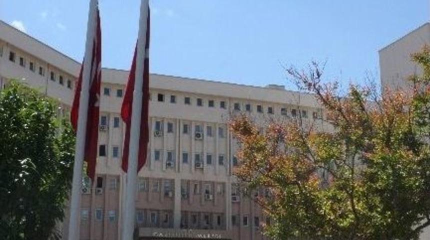 Gaziantep'te Bayraklar Yarıya İndirildi