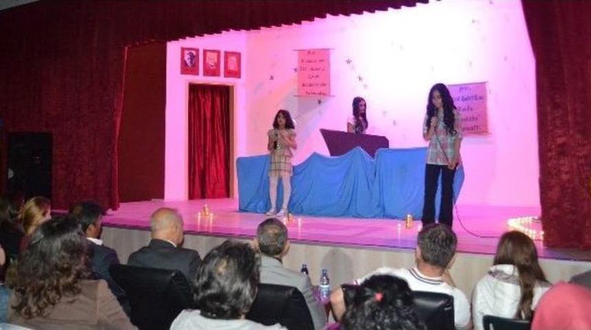 Şiirini Okudu Ve Annesine Koştu
