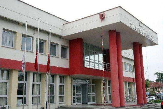 Düzce’de Bayraklar Yarıya İndirildi