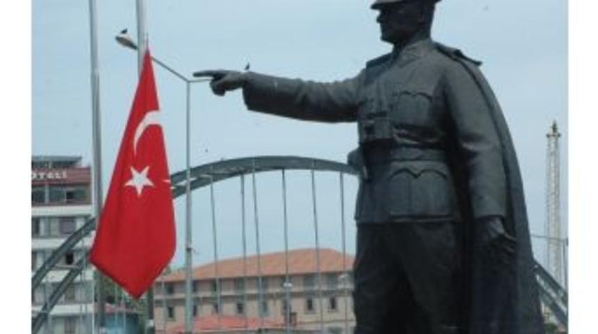 Giresun&rsquo;da Bayraklar Yarıya İndirildi