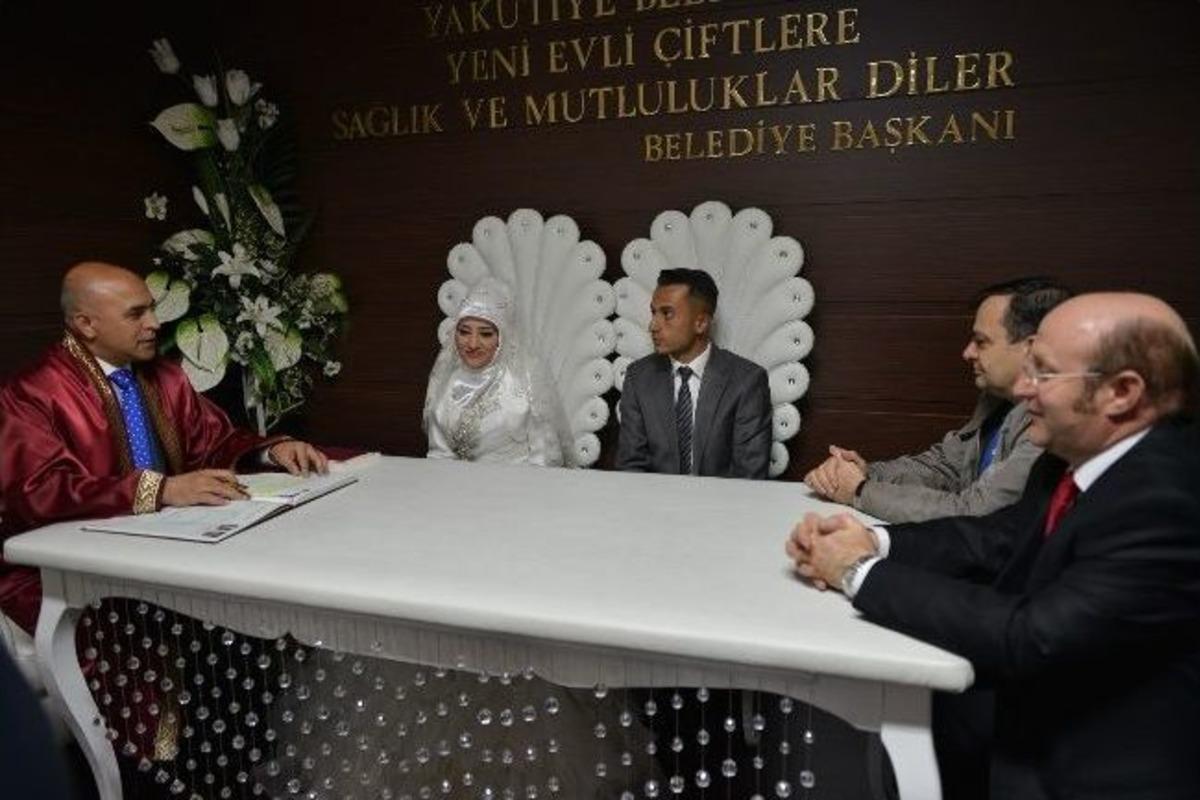 Yakutiye Belediye Başkanı 3 &Ccedil;iftin Nikahını Kıydı